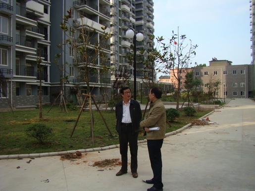 董事長(zhǎng)調(diào)研城區(qū)老舊小區(qū)管道燃?xì)馀涮坠ぷ?>                            <div   id="qugog68wyk"   class="con">
                                <span id="qugog68wyk"    class="title">董事長(zhǎng)調(diào)研城區(qū)老舊小區(qū)管道燃?xì)馀涮坠ぷ?/span>
                                <p class="des">&nbsp;

	近日，公司黨委書(shū)記、董事長(zhǎng)潘炳應(yīng)先后深入渡江路沿街樓棟、百圣花苑、同慶北苑、錦都商城、古樹(shù)新村、馬山公寓等26處前期開(kāi)發(fā)未“三同時(shí)”配套管道燃?xì)獾某菂^(qū)老舊小區(qū)（樓棟），實(shí)地考察、調(diào)研公司老舊小區(qū)氣化工作推進(jìn)情況。


	每到一處，潘炳應(yīng)都細(xì)致查看小區(qū)周邊管網(wǎng)配套條件，詳細(xì)了解氣化工作實(shí)際困難，并認(rèn)真傾聽(tīng)小區(qū)居民對(duì)公司配套管道燃?xì)獾囊庖?jiàn)和建議。對(duì)于老舊小區(qū)氣化工作，潘炳應(yīng)...</p>
                            </div>
                            <div   id="qugog68wyk"   class="time">
                                <span id="qugog68wyk"    class="day">05</span>
                                <span id="qugog68wyk"    class="year-month">2014-05</span>
                            </div>
                        </a>
                    </li>
                                        <li>
                        <a href="show.php?Id=218" target="_blank">
                            <img src=