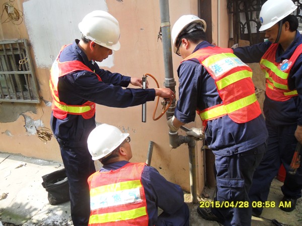 安慶港華開展燃?xì)鈽菞澒艿佬孤┭菥?>                            <div   id="qugog68wyk"   class="con">
                                <span id="qugog68wyk"    class="title">安慶港華開展燃?xì)鈽菞澒艿佬孤┭菥?/span>
                                <p class="des">
	4月28日，為提高公司員工及用氣居民安全意識(shí)，營造人人關(guān)注安全的良好安全氛圍，安慶港華積極開展燃?xì)鈽菞澒艿佬孤?yīng)急搶險(xiǎn)演練。 


	上午8時(shí)45分演練在長鑫花園小區(qū)正式開始，一輛汽車因駕駛不慎，撞擊了小區(qū)6號(hào)樓的戶外燃?xì)庖牍?，致使燃?xì)庑孤?，隨時(shí)會(huì)引起火災(zāi)或爆炸的發(fā)生。安慶港華應(yīng)急小組在接到“報(bào)警”后，14名工作人員快速趕赴現(xiàn)場(chǎng)進(jìn)行險(xiǎn)情處置。探測(cè)泄漏點(diǎn)天然氣濃度，關(guān)閉閥門，在險(xiǎn)情得到...</p>
                            </div>
                            <div   id="qugog68wyk"   class="time">
                                <span id="qugog68wyk"    class="day">04</span>
                                <span id="qugog68wyk"    class="year-month">2015-05</span>
                            </div>
                        </a>
                    </li>
                                        <li>
                        <a href="show.php?Id=381" target="_blank">
                                                        <div   id="qugog68wyk"   class="con">
                                <span id="qugog68wyk"    class="title">安慶港華積極適應(yīng)新常態(tài) 有序推進(jìn)地下管網(wǎng)升級(jí)改造</span>
                                <p class="des">&nbsp;

	我市開展支持中小企業(yè)健康發(fā)展行動(dòng)以來，安慶港華主動(dòng)適應(yīng)新常態(tài)，充分結(jié)合公司實(shí)際和“安全安慶提升年”活動(dòng)，主動(dòng)加大城市燃?xì)夤芫W(wǎng)更新改造力度，先后投入800萬余元，全力推進(jìn)同安路、湖心北路、天柱山路、菱湖南路等路段及部分小區(qū)約10余公里地下燃?xì)夤艿赖母赂脑?，著力保障中小企業(yè)和居民安全平穩(wěn)用氣。


	在不斷加大人力物力投入，加快工期進(jìn)度的同時(shí)，安慶港華還三措并行，最大限度...</p>
                            </div>
                            <div   id="qugog68wyk"   class="time">
                                <span id="qugog68wyk"    class="day">04</span>
                                <span id="qugog68wyk"    class="year-month">2015-05</span>
                            </div>
                        </a>
                    </li>
                                        <li>
                        <a href="show.php?Id=382" target="_blank">
                                                        <div   id="qugog68wyk"   class="con">
                                <span id="qugog68wyk"    class="title">安慶港華“雙備改造”提升加氣服務(wù)能力</span>
                                <p class="des">&nbsp;

	近日，港華路加氣站雙電源改造及擴(kuò)能改造的全部完成，新增壓縮機(jī)正式投入聯(lián)動(dòng)運(yùn)行，我市出租車加氣服務(wù)能力得到進(jìn)一步提升和保障。 


	港華路加氣站因位于市中心地帶，每天承擔(dān)著全市近60%車用氣需量，為避免高峰時(shí)段加氣排隊(duì)，2014年12月底，安慶港華對(duì)該加氣站進(jìn)行“雙備份式”改造,一手抓內(nèi)部設(shè)備升級(jí)，在現(xiàn)有兩臺(tái)壓縮機(jī)投運(yùn)的基礎(chǔ)上，增加一臺(tái)備用壓縮機(jī)，有效降低設(shè)備運(yùn)行壓力，...</p>
                            </div>
                            <div   id="qugog68wyk"   class="time">
                                <span id="qugog68wyk"    class="day">04</span>
                                <span id="qugog68wyk"    class="year-month">2015-05</span>
                            </div>
                        </a>
                    </li>
                                        <li>
                        <a href="show.php?Id=380" target="_blank">
                            <img src=